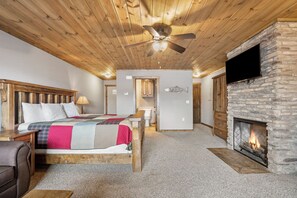 1 bedroom, iron/ironing board, free WiFi, bed sheets - King Suite, Steps to Table Rock Lake, Ticket Deals and Resort Perks! (Branson)