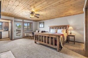 1 bedroom, iron/ironing board, free WiFi, bed sheets - King Suite, Steps to Table Rock Lake, Ticket Deals and Resort Perks! (Branson)