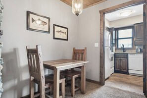 Dining - King Suite, Steps to Table Rock Lake, Ticket Deals and Resort Perks! (Branson)