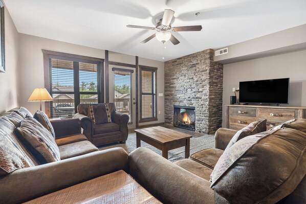 Smart-tv, eldstad och dvd-spelare