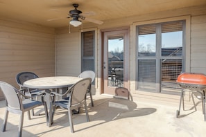 Outdoor dining - 1 BDRM, Lake Community Condo near Silver Dollar City!  Ticket Deals and Resort Perks (Branson)