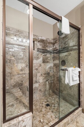 Shower, hair dryer, towels - 2 BDRM Lake Community Condo sleeps 10, Ticket Deals, Resort Amenities, 2 min to SDC! (Branson)