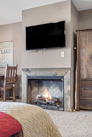 Interior - 2 BDRM Lake Community Condo sleeps 10, Ticket Deals, Resort Amenities, 2 min to SDC! (Branson)