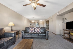 Smart TV, fireplace, DVD player - 2 BDRM Lake Community Condo sleeps 10, Ticket Deals, Resort Amenities, 2 min to SDC! (Branson)