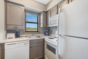 Fridge, microwave, oven, stovetop - Studio Condo in a Lake Community, 2 min from Silver Dollar city, Resort Amenities and Ticket Deals!! (Branson)