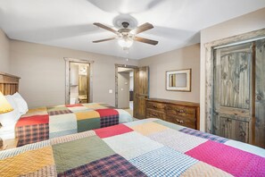 1 bedroom, iron/ironing board, free WiFi, bed sheets - 1 Bedroom, Sleeps 8, Lake community, 2 Min to Silver Dollar City! (Branson)