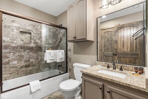 Hair dryer, towels - 1 Bedroom, Sleeps 8, Lake community, 2 Min to Silver Dollar City! (Branson)