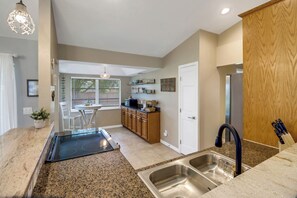 Een microgolfoven, een oven, een kookplaat, een vaatwasser