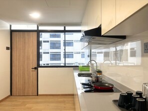 Kühlschrank, Mikrowelle, Herdplatte, Wasserkocher