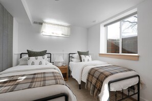 2 bedrooms, desk, WiFi, bed sheets