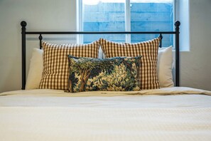 2 bedrooms, desk, WiFi, bed sheets