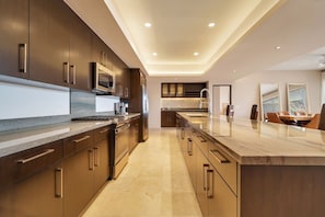 Fridge, microwave, oven, stovetop - Ocean View, 2 Infinity Pools, Pedregal, 3 King bed (Cabo San Lucas)