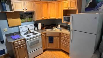 Coffee/tea maker, fridge, microwave, oven