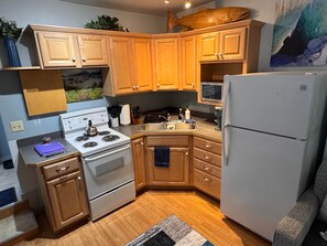 Fridge, microwave, oven, stovetop - 1st Street Hideout, 1st Street Hideout in Cordova (Cordova)