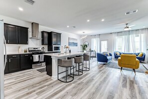 Fridge, microwave, oven, stovetop - Brand New 3Bd Luxury Family-Friendly Home mins 2 Downtown,NRG Stadium,Med Center (Houston)