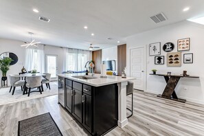 Interior - Brand New 3Bd Luxury Family-Friendly Home mins 2 Downtown,NRG Stadium,Med Center (Houston)
