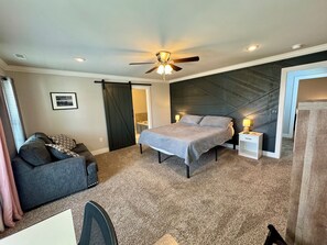 3 Schlafzimmer, Schreibtisch, Bügeleisen/Bügelbrett, Reisekinderbett