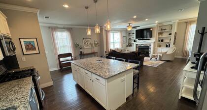 Cozy & Comfortable 3 Bedroom House Fantastic Location in NWA