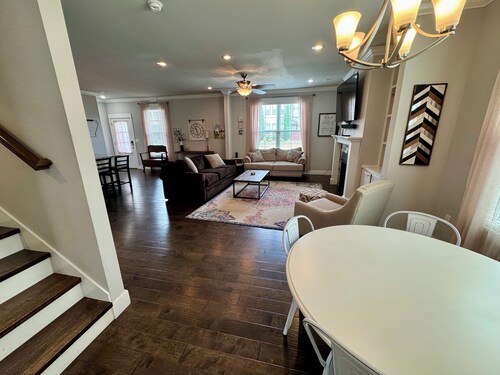 Cozy & Comfortable 3 Bedroom House Fantastic Location in NWA