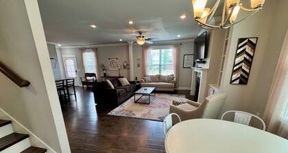 Cozy & Comfortable 3 Bedroom House Fantastic Location in NWA