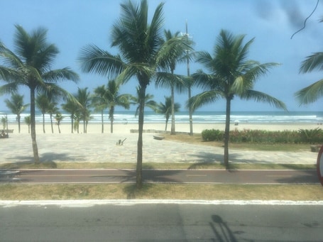 Una playa cerca, arena blanca