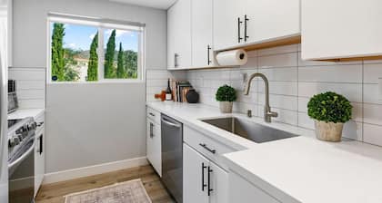 Lovely newly renovated 3-bedroom, 2 bathroom condo in Malibu