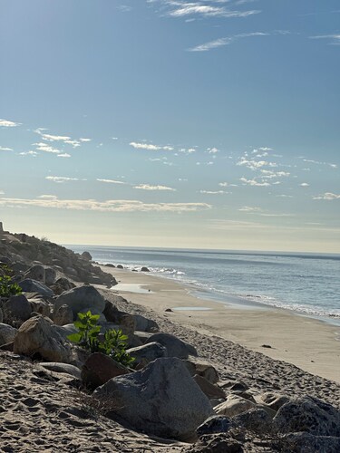 Lovely newly renovated  3-bedroom, 2 bathroom condo in Malibu