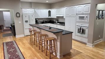 KĂŒhlschrank, Mikrowelle, Ofen, Herdplatte