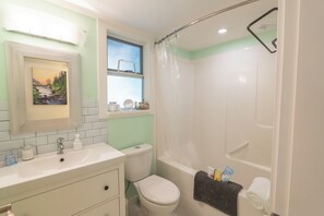 Serviettes fournies, savon, papier toilette