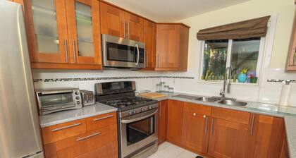 Ground Level 1 Bedroom Suite in Langley. Full Kitchen. Near golf, and shopping.