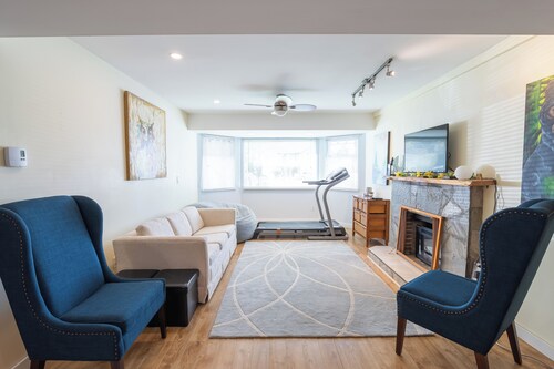 Ground Level 1 Bedroom Suite in Langley. Full Kitchen. Near golf, and shopping.