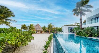 Upscale 5-bed Beachfront Villa w/ pool , pier & ocean front