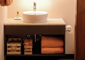 Regadera, secadora de cabello, toallas, jabón