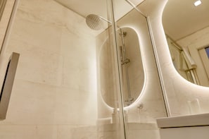Douche, sèche-cheveux, serviettes fournies, savon