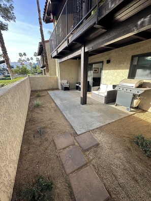 Terrace/patio - 2-bedroom condo in superb Palm Springs with AC, WiFi. Relax and enjoy! (Palm Springs)