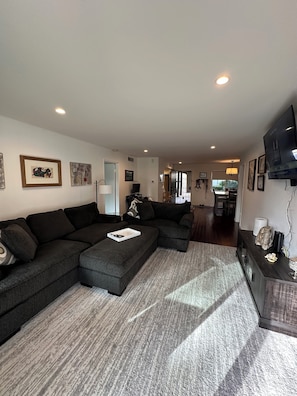 TV, computer monitors, printers - 2-bedroom condo in superb Palm Springs with AC, WiFi. Relax and enjoy! (Palm Springs)