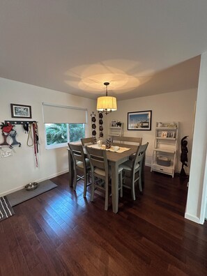 Dining - 2-bedroom condo in superb Palm Springs with AC, WiFi. Relax and enjoy! (Palm Springs)