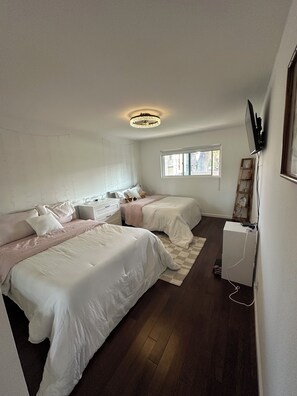 2 bedrooms, desk, free WiFi, bed sheets - 2-bedroom condo in superb Palm Springs with AC, WiFi. Relax and enjoy! (Palm Springs)