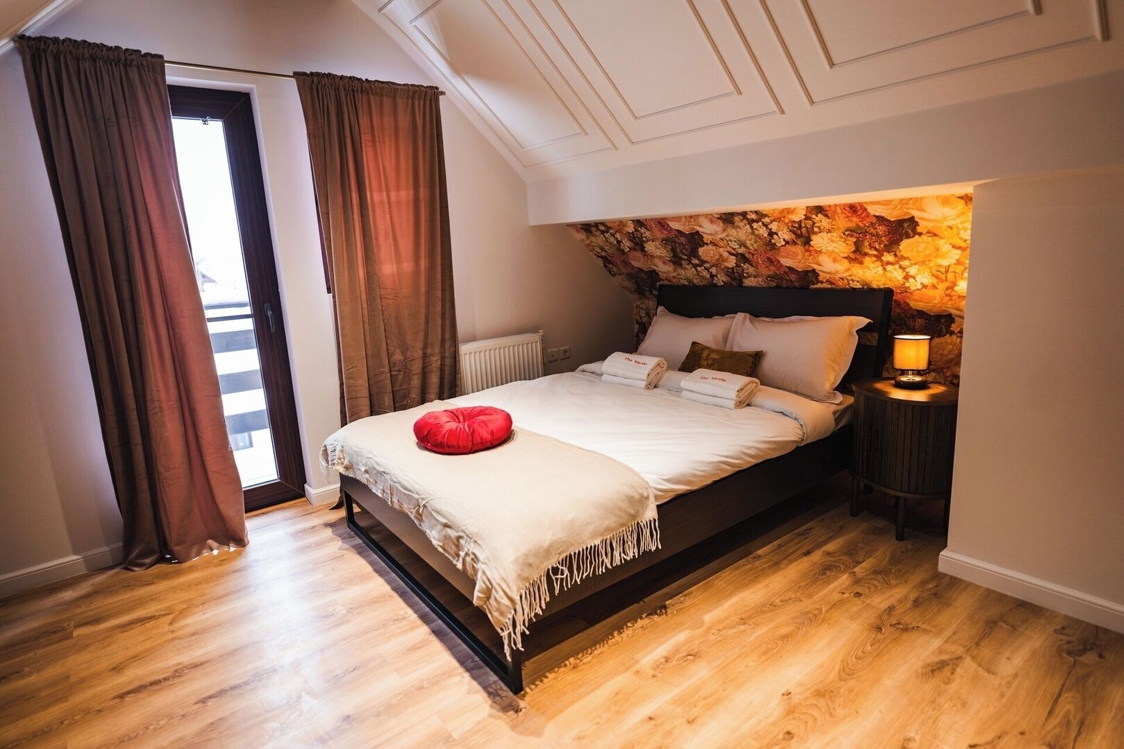 8 habitaciones, tabla de planchar con plancha, cuna de viaje y wifi 