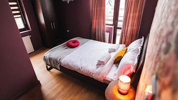 8 habitaciones, tabla de planchar con plancha y cuna de viaje