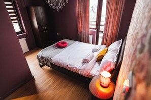 8 bedrooms, iron/ironing board, travel cot, free WiFi - The Vardo - Entire Villa w. Sauna and BBQ (Bran)