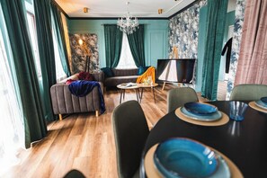 TV - The Vardo: Elegant Villa in Predelut w. Sauna (Bran)