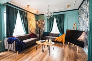 TV - The Vardo: Elegant Villa in Predelut w. Sauna (Bran)