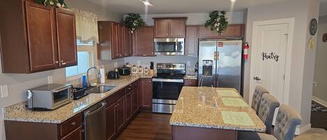 Refrigerador, microondas, horno, placa de cocina