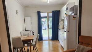 Ein gemütlicher Wohnraum mit Essbereich, Küche und einer Sitzecke.