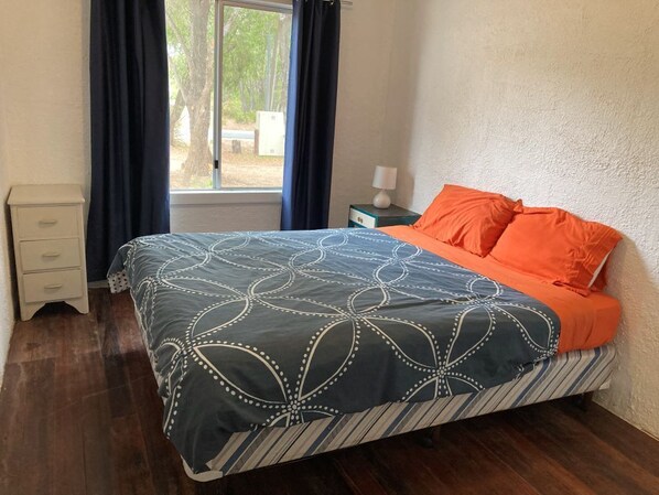 2 bedrooms, bed sheets - Peaceful Bay Chalets - Chalet 7a (Peaceful Bay)