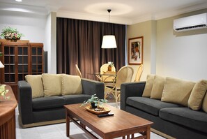 TV - Chic 2-bedroom apartment with AC, WiFi in vibrant Kuala Lumpur (Kuala Lumpur)