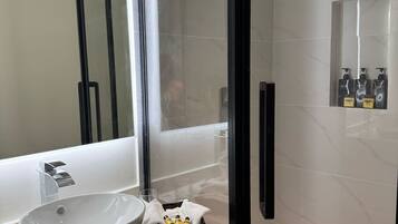 Habitación | Baño | Ducha, artículos de higiene personal gratuitos y secador de pelo