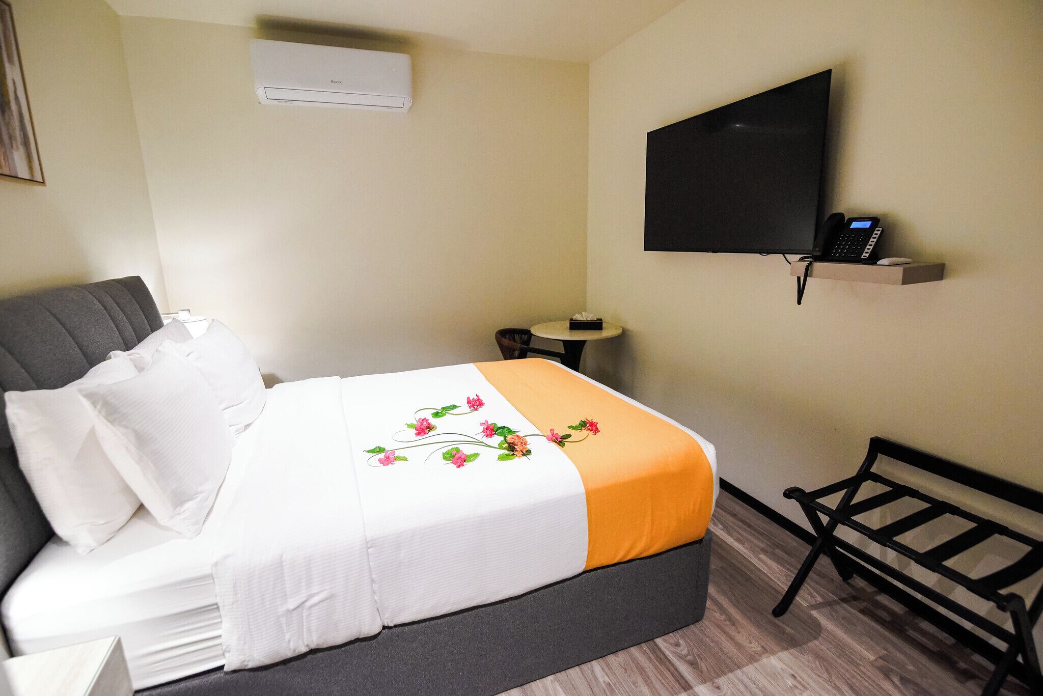 Studio Queen Room | Colchones Tempur-Pedic, caja fuerte, cortinas opacas