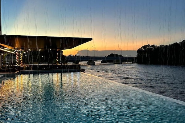 Una piscina al aire libre